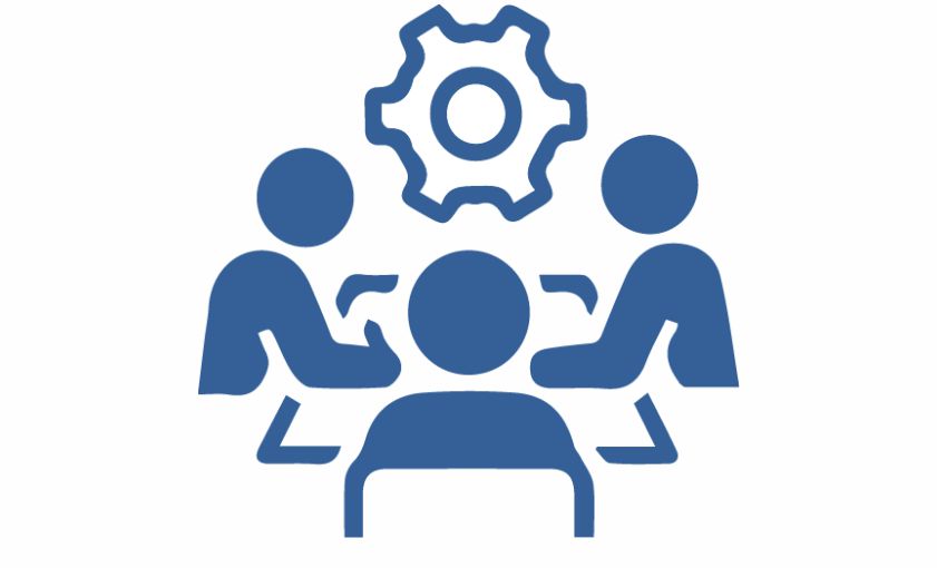 Ikone für Wissens- und Technologietransfer: drei stilisierte Menschen sitzen an einem Tisch, darüber ist ein Zahnrad abgebildet, als Zeichen für Verzahnung von Theorie- und Praxiswissen.