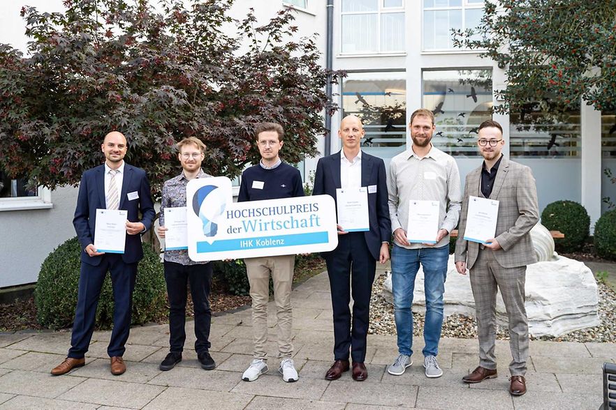 Group photo with the six winners of the IHK Koblenz University Prize for Business 2023. Photographer: Isa Hoffmann