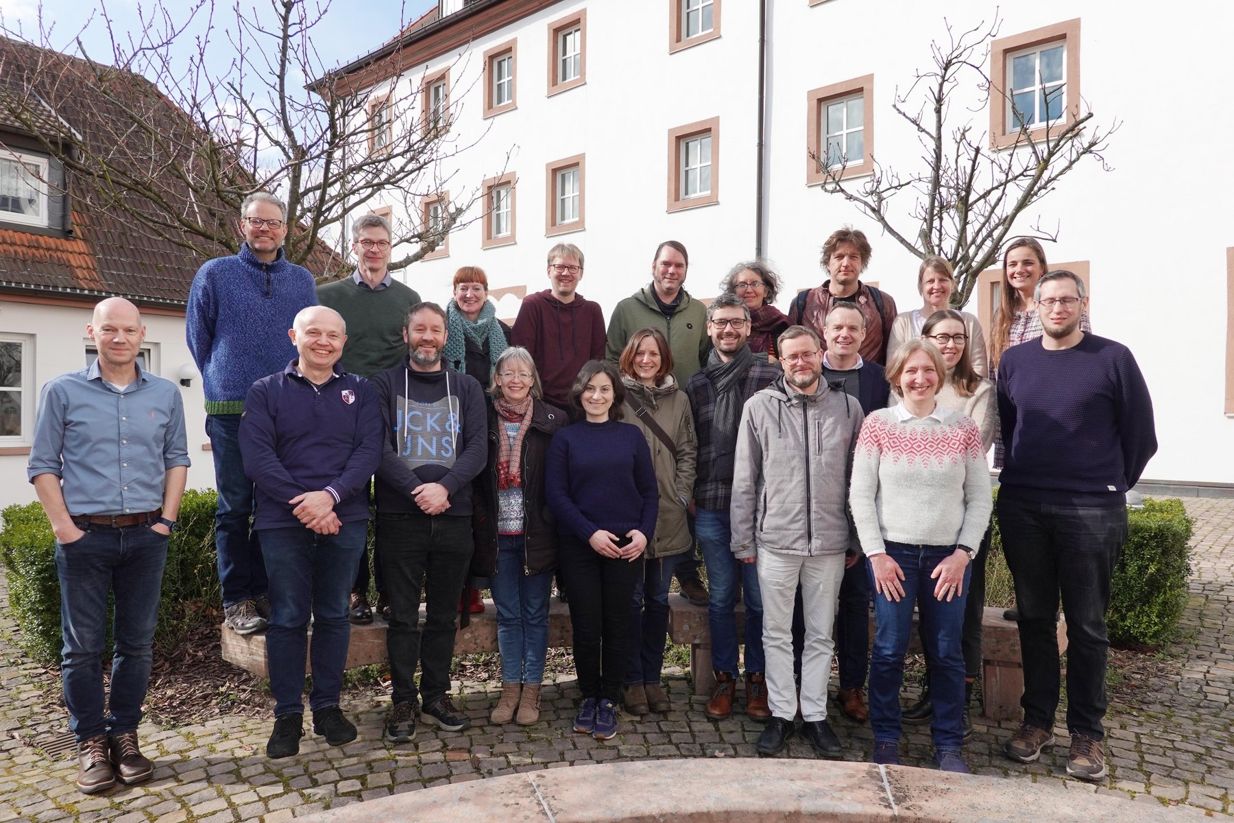 Gruppenbild mit den Teilnehmerinnen und Teilnehmern an der Klausurtagung des Studiengangs Angewandte Mathematik im Garten des Klosters Bad Soden-Salmünster