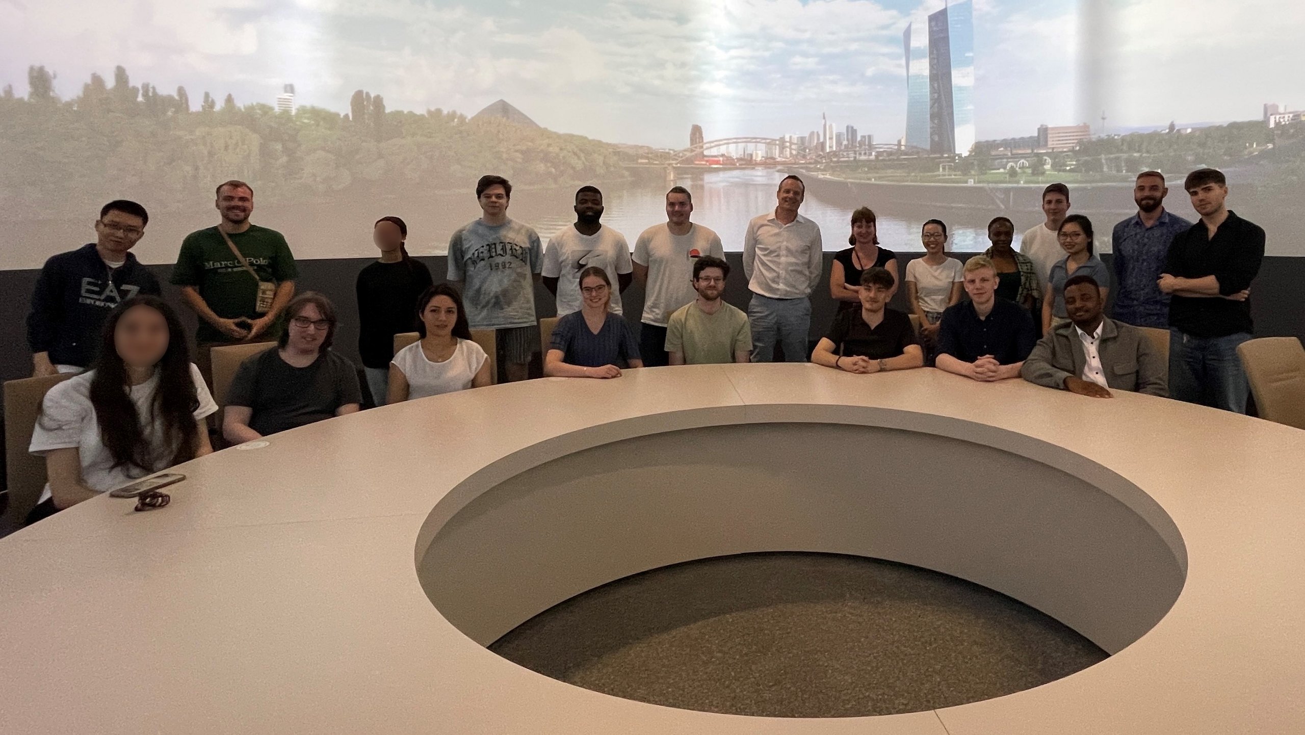 Gruppenfoto mit den Teilnehmerinnen und Teilnehmern an der Exkursion zur EZB in Frankfurt und in das Museum für Kommunikation im Juli 2024
