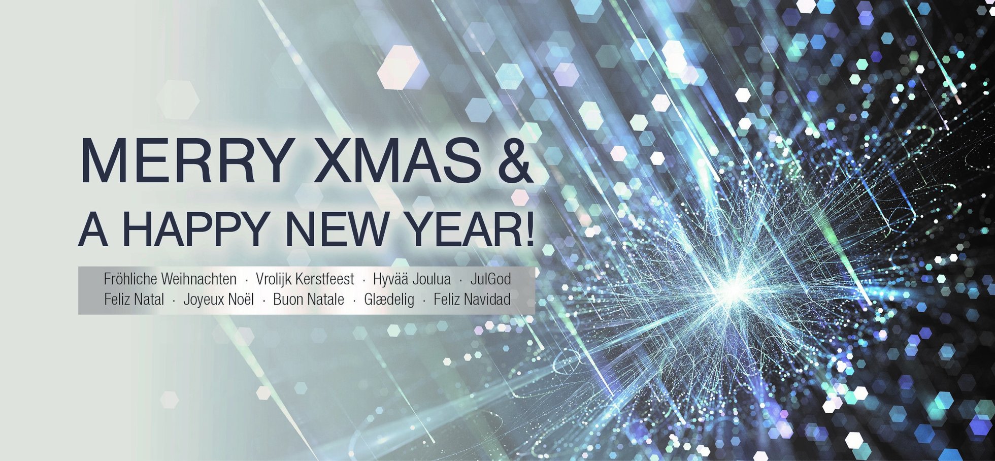 Abstraktes Motiv in Blau und Silbertönen mit dem Text Merry Xmas and a happy new year sowie fröhliche Weihnachten in vielen Sprachen.