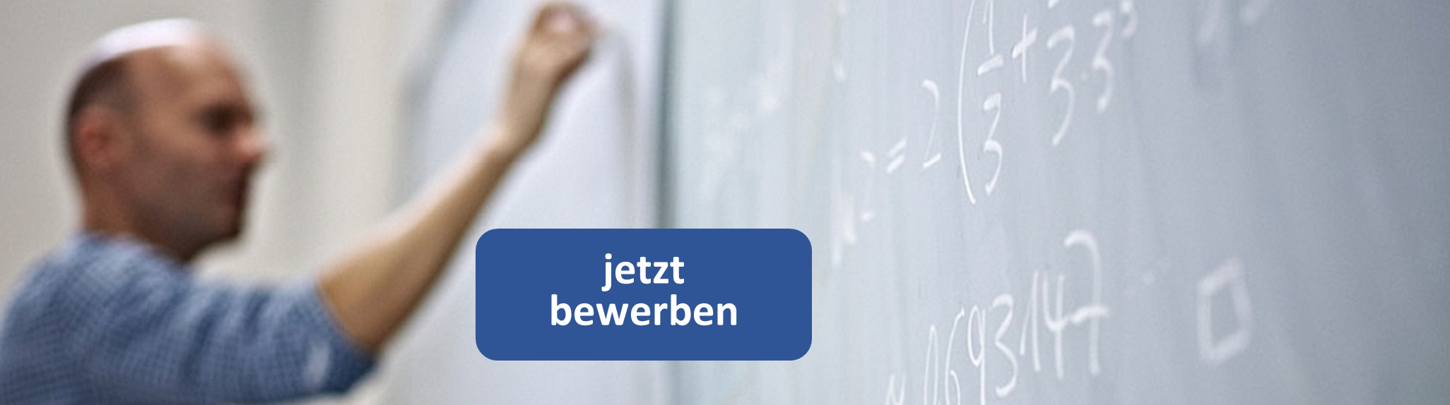 Prof. Andreas Fischer während seiner Vorlesung an der großen Tafel - Angewandte Mathematik - jetzt bewerben