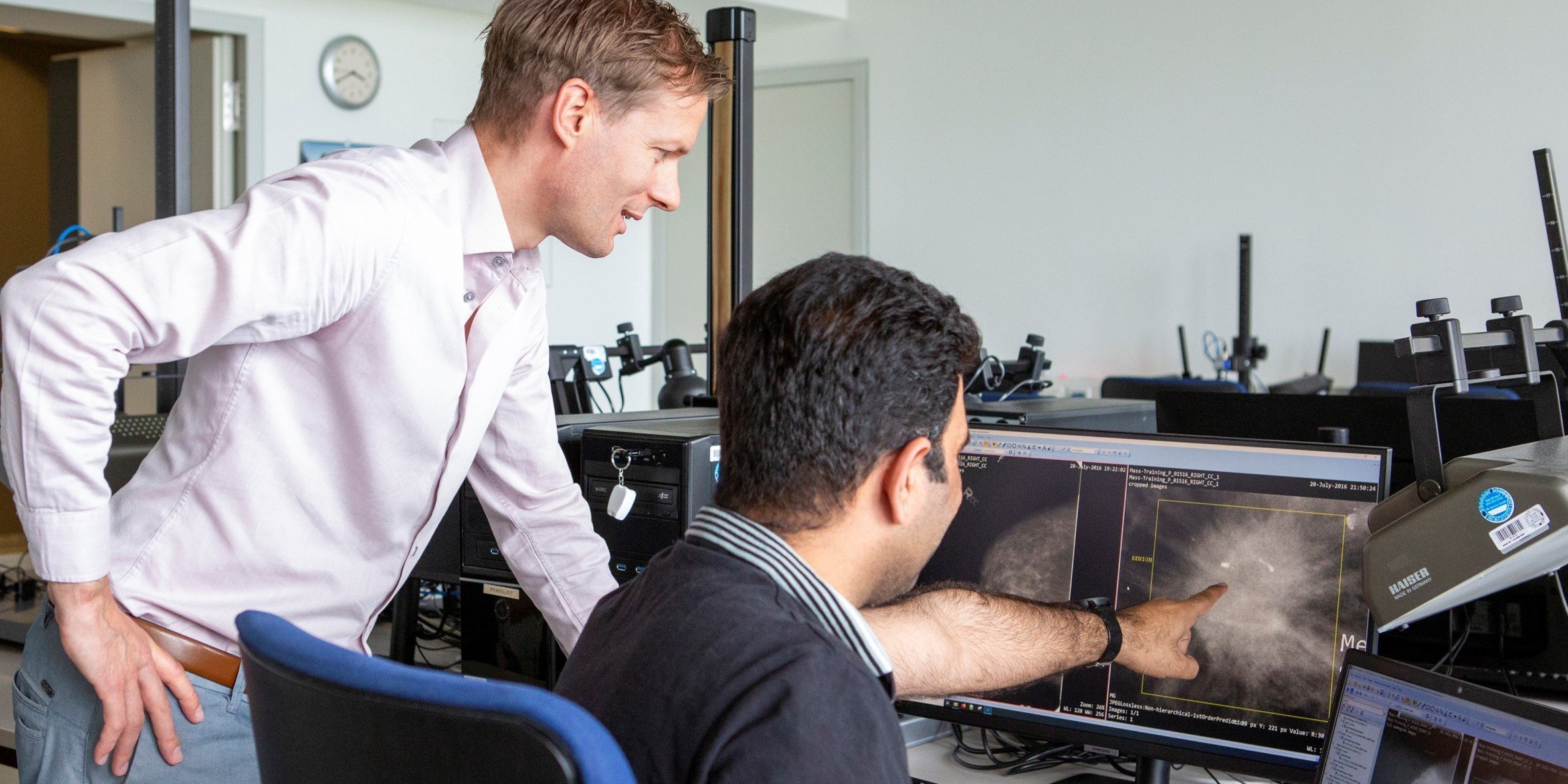 Prof. Gregori und sein Mitarbeiter begutachten eine Aufnahme im Labor für medizinische Bildverarbeitung.