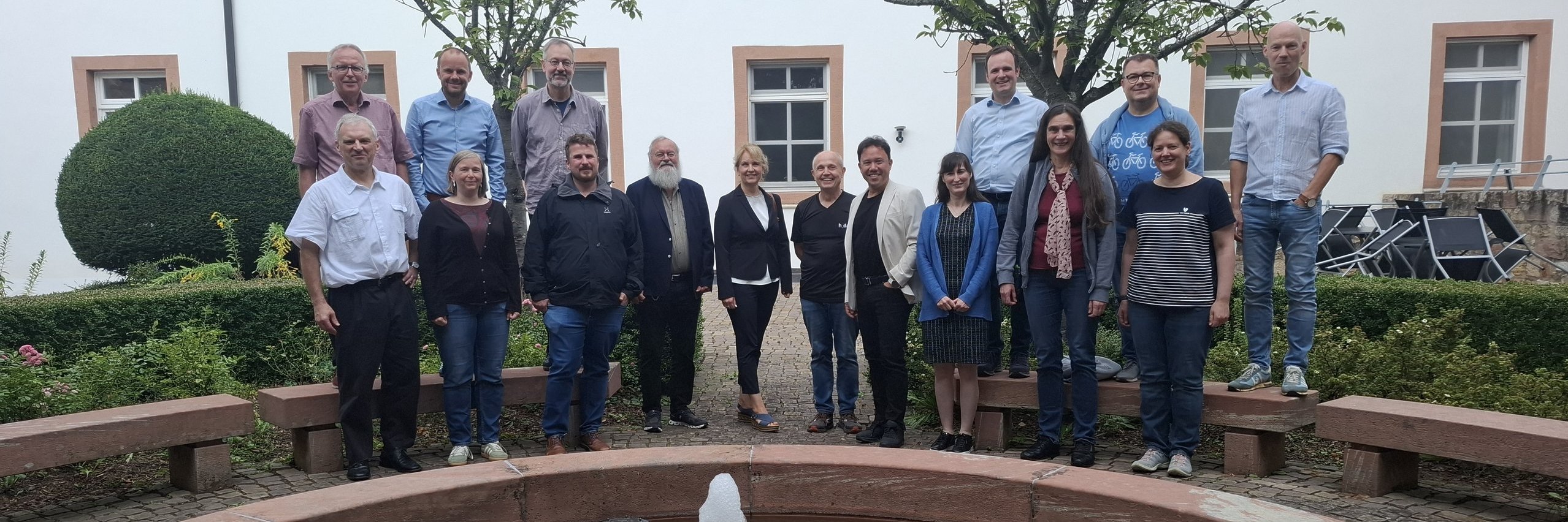 Gruppenfoto der Teilnehmer am Forum Mathematik 2026 am Brunnen des Seminarhauses in Bad Soden / Salmünster