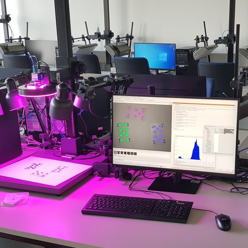 VDU workstation in the image processing lab: on the left you see a light source illuminating three playing cards. On the right you see a screen showing the illuminated playing cards incl. graph of the brightness distribution.