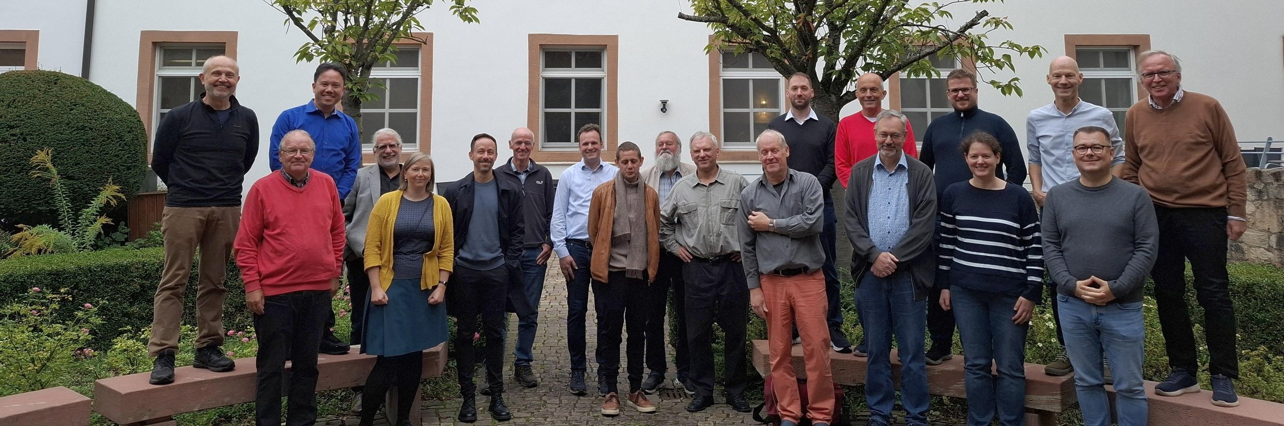 Gruppenfoto der Teilnehmer am Forum Mathematik 2025 am Brunnen des Seminarhauses in Bad Soden / Salmünster