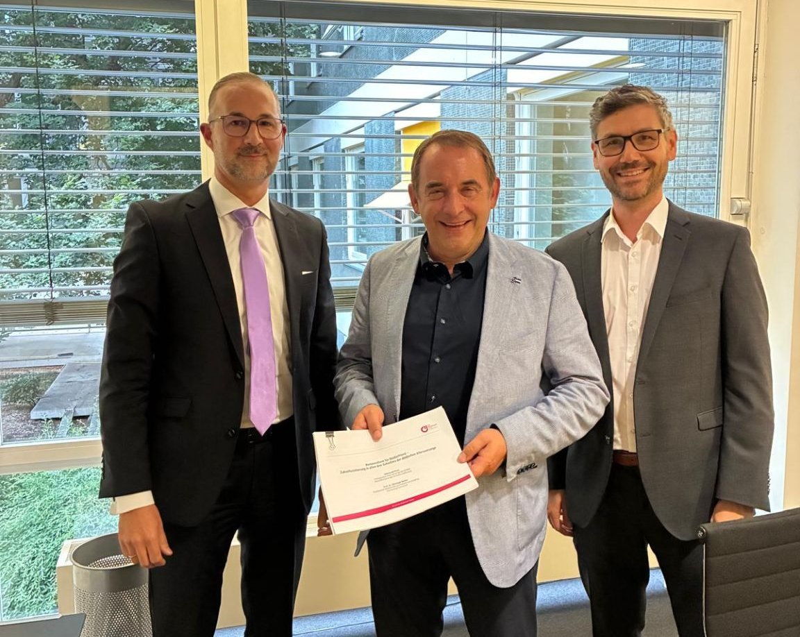 von links nach rechts: Alberto del Pozo (Fachsprecher Altersvorsorge Der Mittelstand. BVMW), der hessische Finanzminister Prof. Dr. Ralph Alexander Lorz und Prof. Dr. Christoph Becker von der h_da