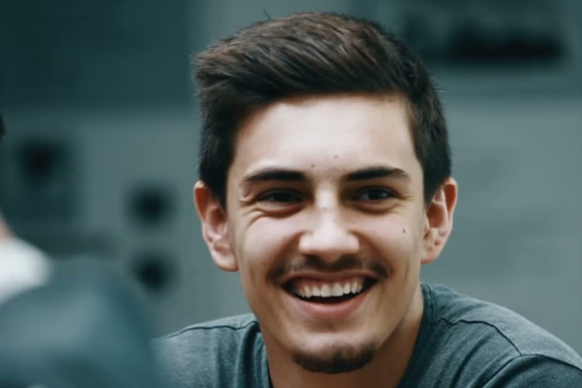 Portraet_Student Student lacht in die Kamera