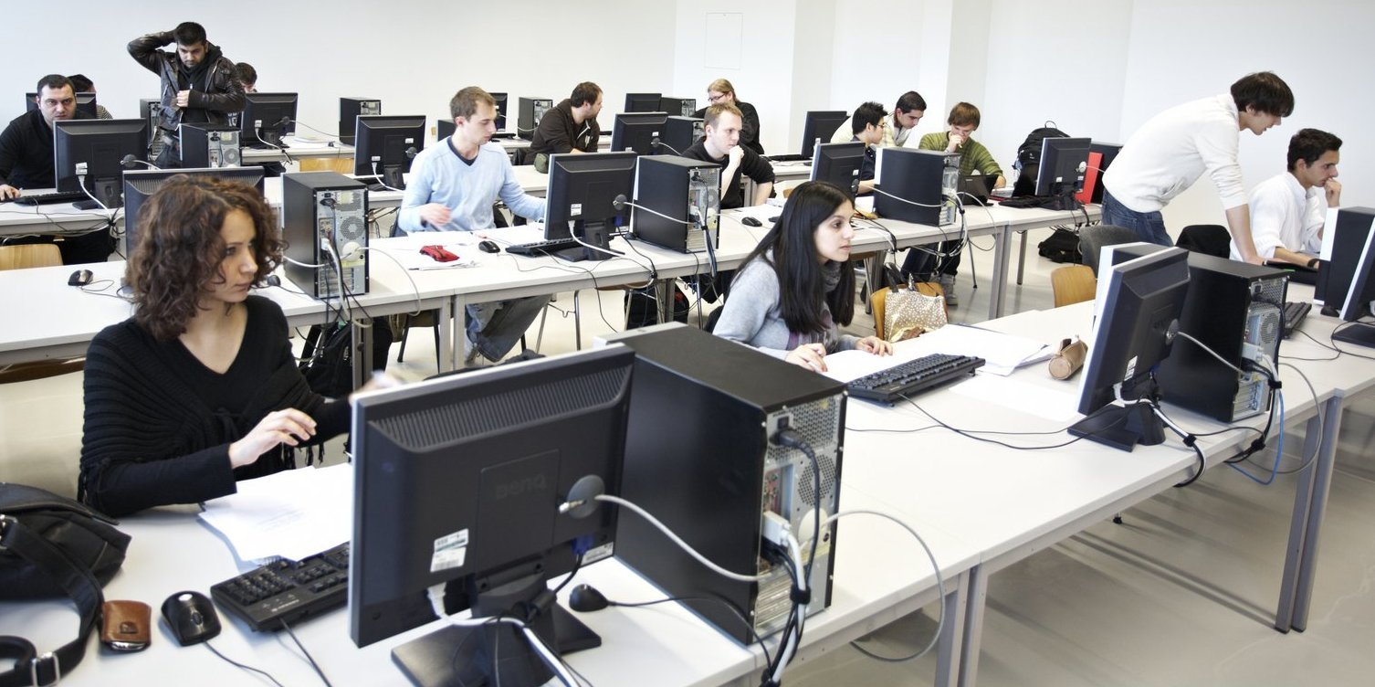 Studierende sitzen in einem der numerischen Labore für den Rechnern und arbeiten konzentriert.