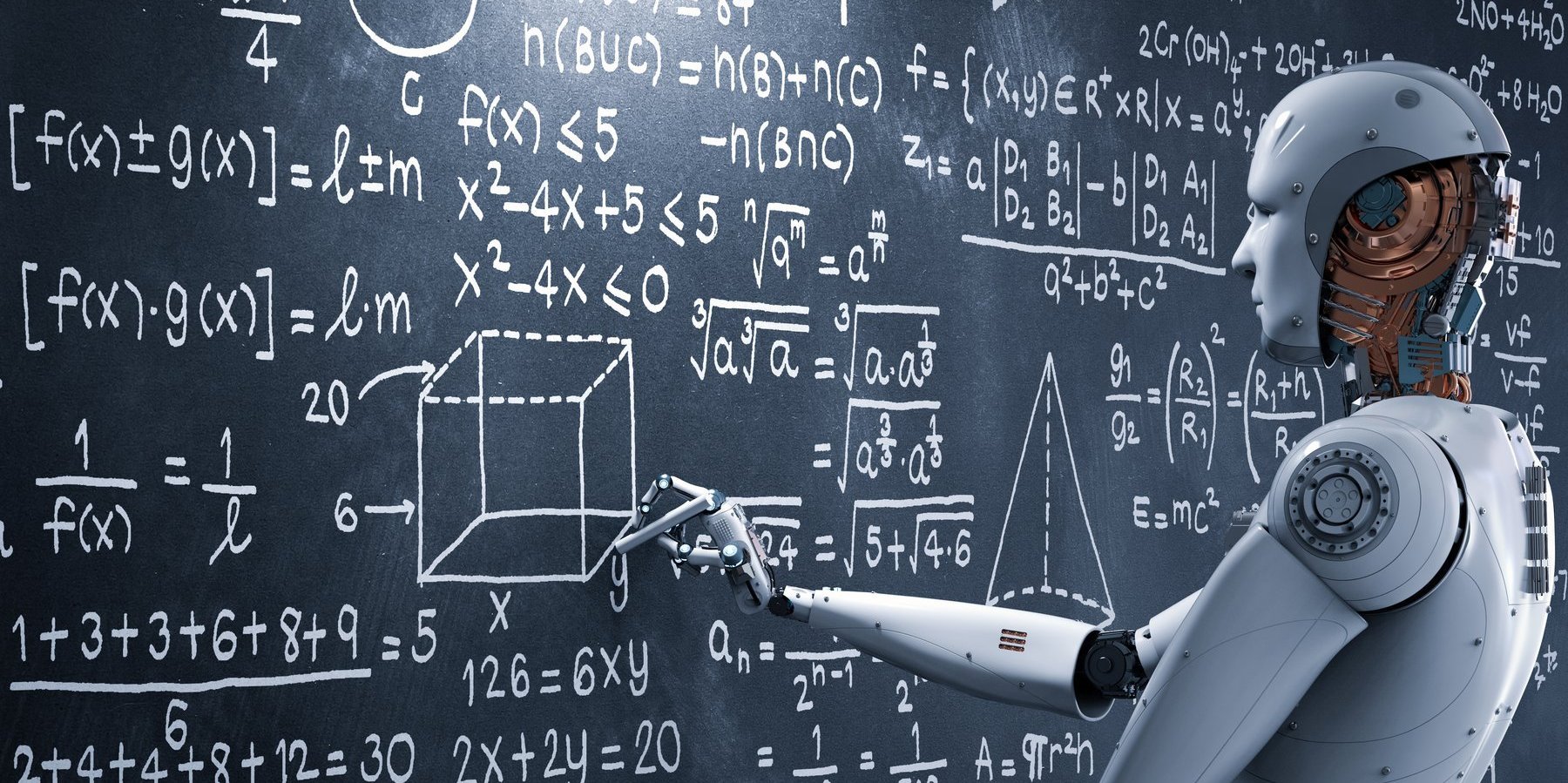 Ein Roboter in menschenform steht vor einer Tafel voll mit mathematischen Formeln und scheint zu überlegen